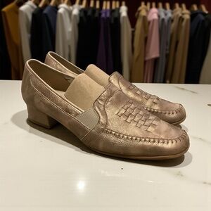 OMBELLE GOLD METALLIC WOVEN LEATHER SLIP-ON LOAFERS WITH A LOW HEEL/ Size 39